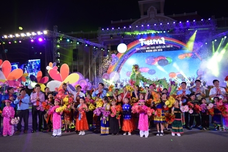 Tiết mục "Hát mừng ngày hội tuổi thơ Việt Nam" khép lại chương trình Lễ khai mạc Festival